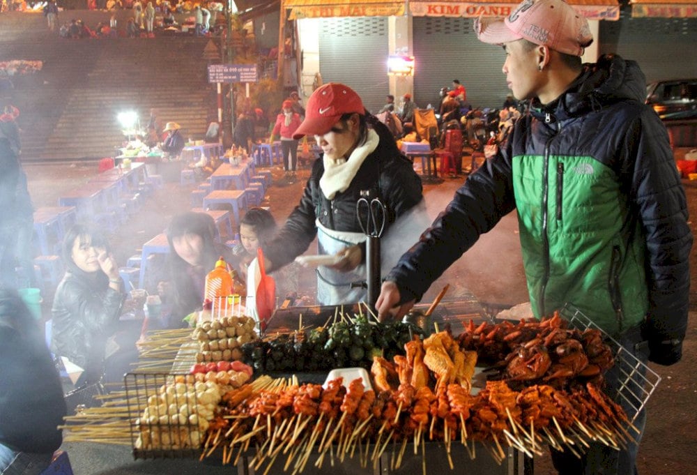 Những gian hàng xiên nướng nghi ngút khói 